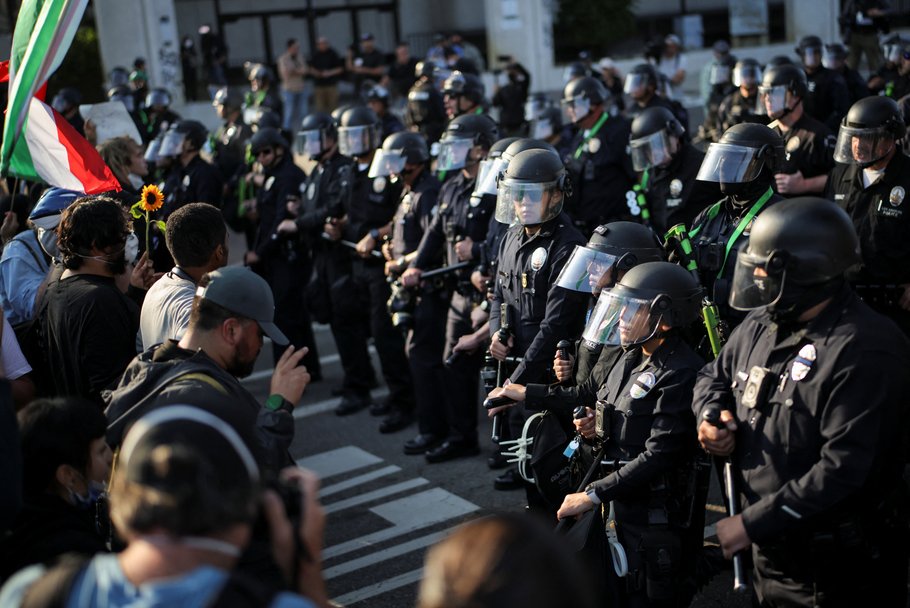 REUTERS / DANIEL COLE