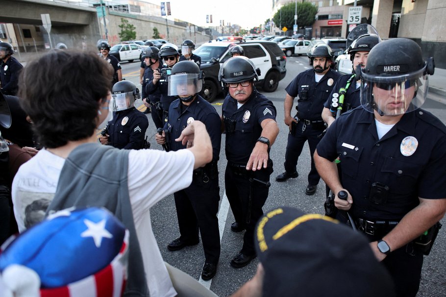 REUTERS / DANIEL COLE
