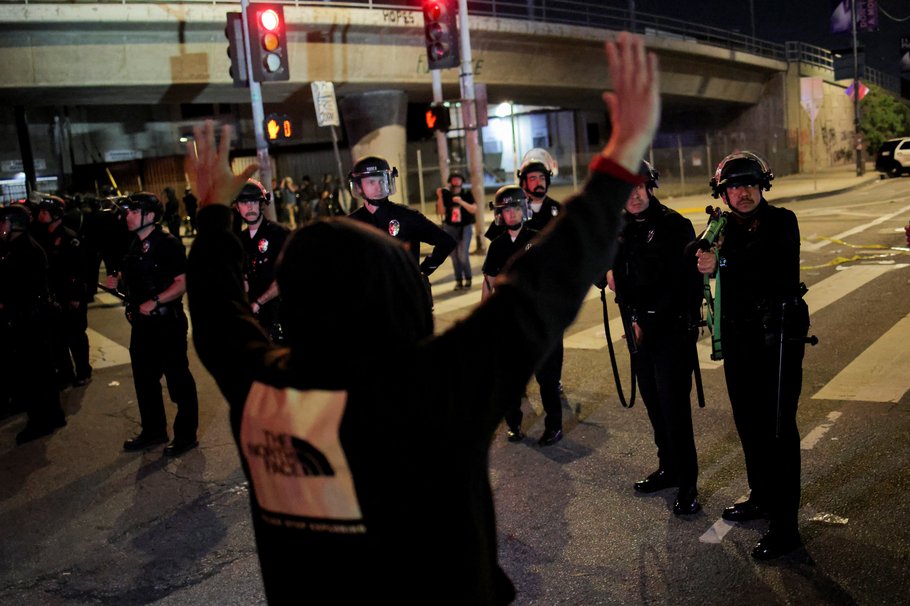 REUTERS / DANIEL COLE