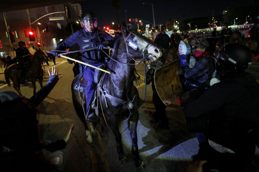 REUTERS / DANIEL COLE