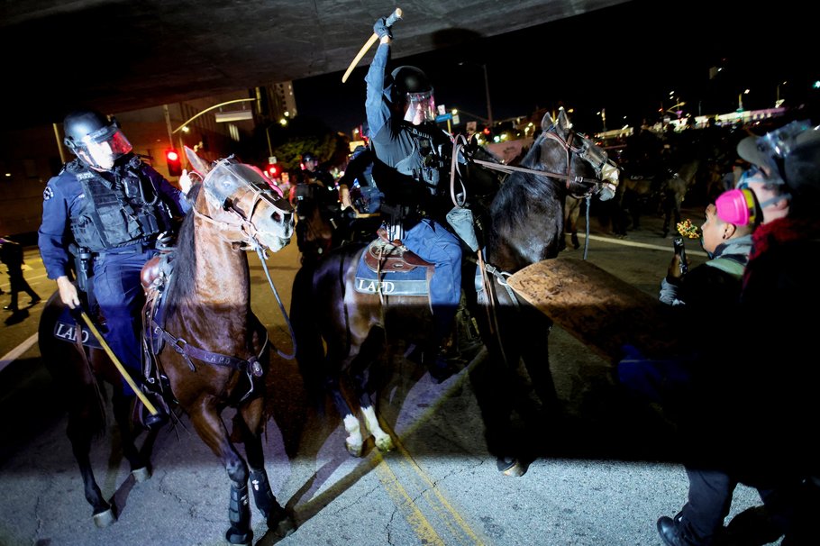 REUTERS / DANIEL COLE