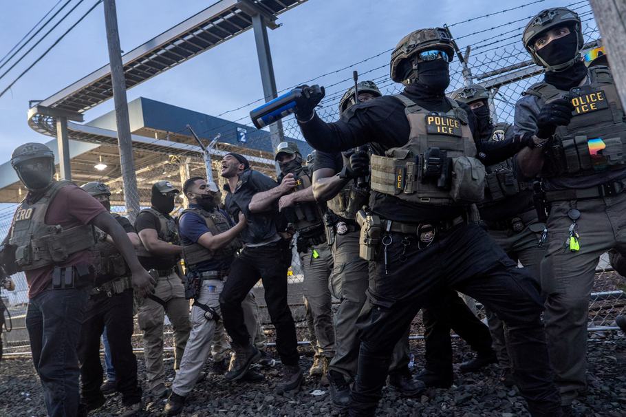 REUTERS / DAVID “DEE” DELGADO