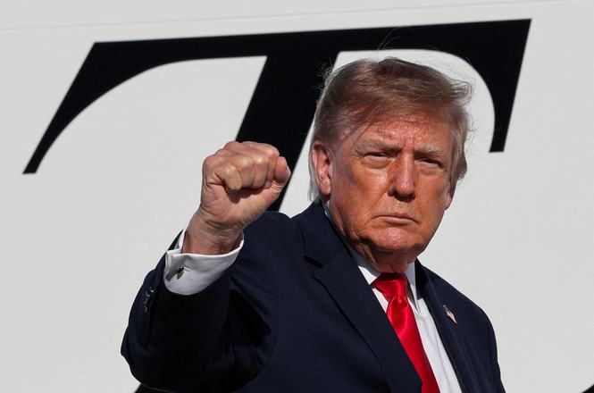 President Donald Trump boarding Air Force One on Oct. 21, 2026, at Joint Base Andrews, Maryland. That day, his administration informed reporter Andrew Feinberg of The Independent he would be barred from traveling on the aircraft the next day.