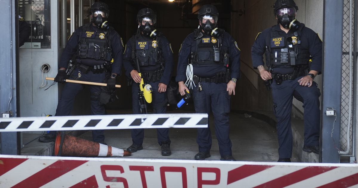 Flash bang strikes TV crew at LA immigration protest - U.S. Press ...