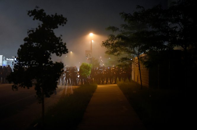 Police line up outside of Minneapolis Police Department’s Fifth Precinct on May 29, 2020. (REUTERS/NICHOLAS PFOSI) Shum_assault_0529_MN.JPG