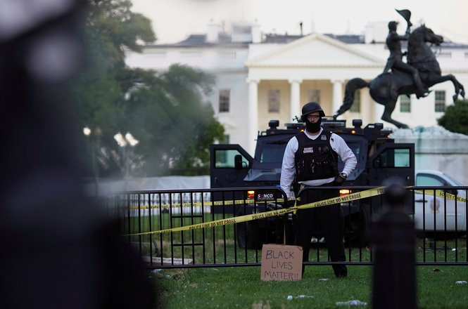 A Secret Service agent is seen behind a barricade as demonstrators rally near the White House in Washington, D.C. on May 30, 2020 (REUTERS/ERIC THAYER) Ayhan_assault_0530_DC_Floyd.JPG