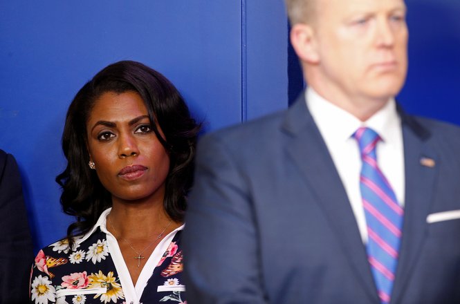 Omarosa Manigault (L), aide to U.S. President Donald Trump, stands beside White House spokesman Sean Spicer (R) at a press briefing at the White House in Washington, U.S., February 14, 2017. (REUTERS/KEVIN LAMARQUE) Omarosa Manigault (L), aide to U.S. President Donald Trump, stands beside White House spokesman Sean Spicer (R) at a press briefing at the White House in Washington, U.S., February 14, 2017.